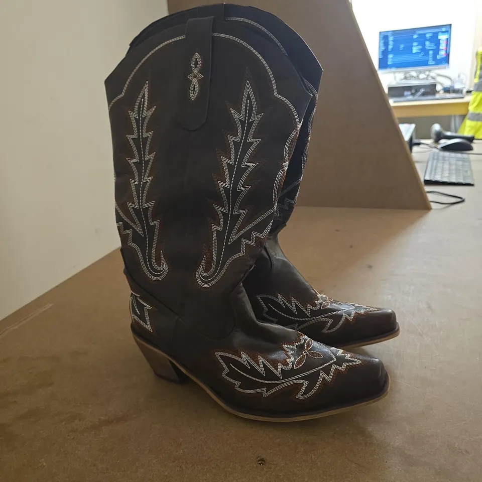 DIA STUDIOS WOMEN'S WESTERN BOOTS – BLACK LEATHER WITH WHITE EMBROIDERY SIZE EU 40