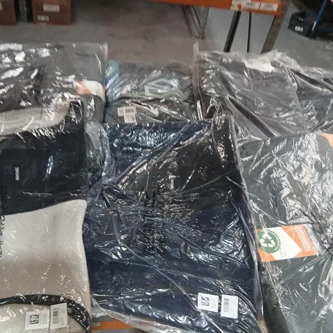 APPROXIMATELY 29 ITEMS OF ASSORTED REGATTA/DARE2B CLOTHING AND ACCESSORIES