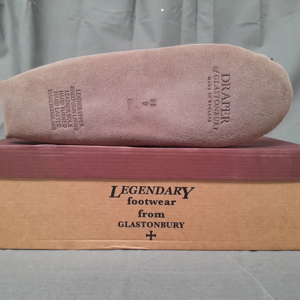 BOXED PAIR OF DRAPER OF GLASTONBURY SLIPPERS IN BROWN SIZE 9