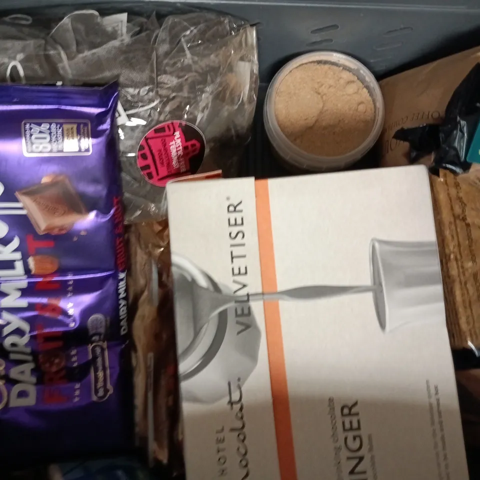 APPROXIMATELY 10 ASSORTED FOOD AND DRINK ITEMS TO INCLUDE HONEY, CHOCOLATE FOOTBALLS, CADBURY EASTER FAVOURITES, ETC