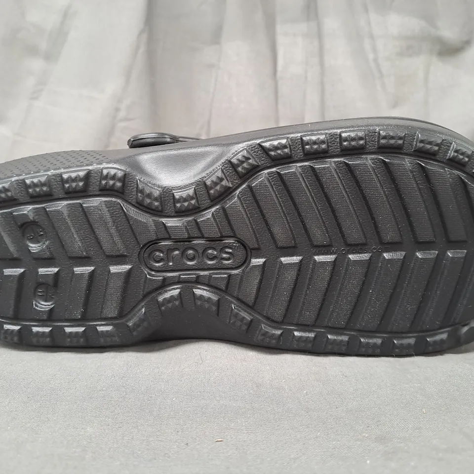 PAIR OF CROCS CLASSIC LINED CLOGS IN BLACK UK SIZE M8/W9