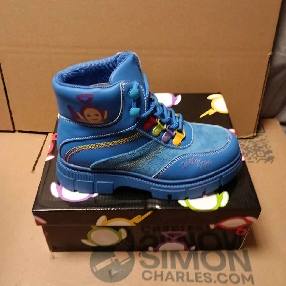 BOXED PAIR OF KOI HOME HILL TELETUBBIES KIDZ BOOTS IN BLUE - UK KIDS SIZE 1