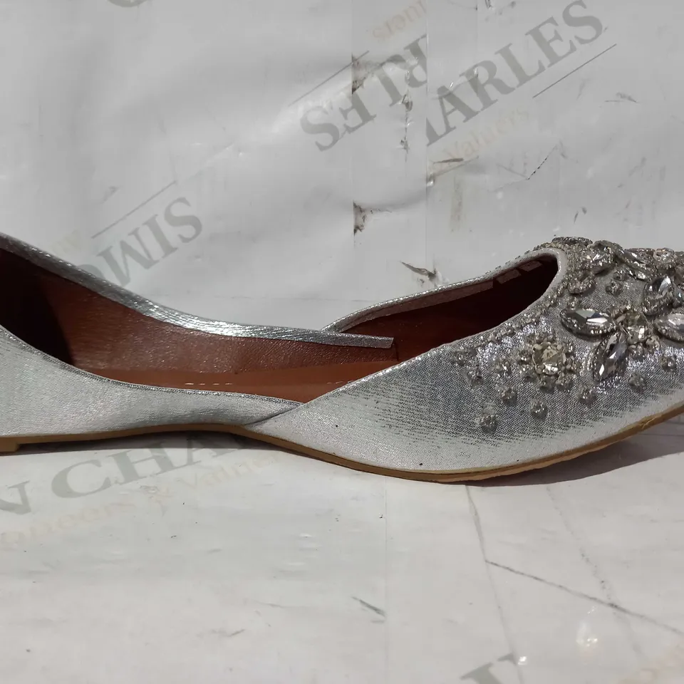 BOXED PAIR OF SANDAL HOUSE CLOSED TOE SLIP-ON SHOES IN METALLIC SILVER COLOUR WITH JEWEL EFFECT UK SIZE 6
