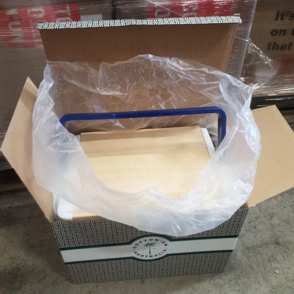 PALLET CONTAINING ASSORTED PRODUCTS INCLUDING ESKY & TUMBLER GIFT BUNDLE & ASSORTED CLOTHING