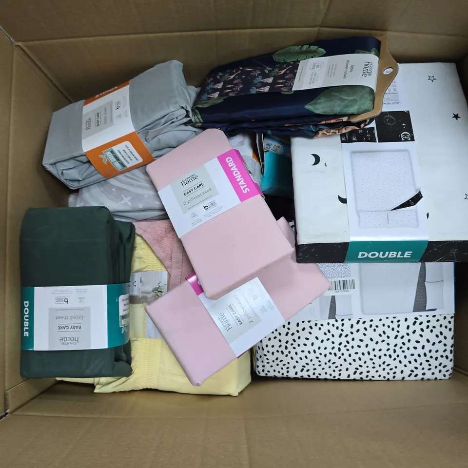 APPROXIMATELY 20 ASSORTED HOMEWARE ITEMS TO INCLUDE EASY CARE 2 PILLOW CASES, FABRIC SHOWER CURTAIN, TINY TOTS FIRST WORDS FLASH CARDS, ETC