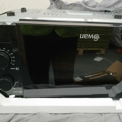 MICROWAVE OVEN – BLACK, COMPACT COUNTERTOP