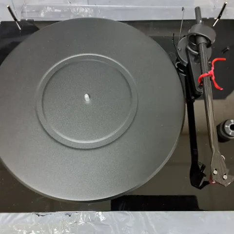 PROJ-CARB-DC-BLK BELT DRIVE TURNTABLE