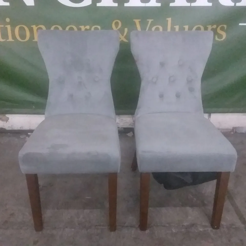 SET OF 2 BEWLEY GREY VELVET BUTTON BACK DINING CHAIR (DARK OAK LEG)