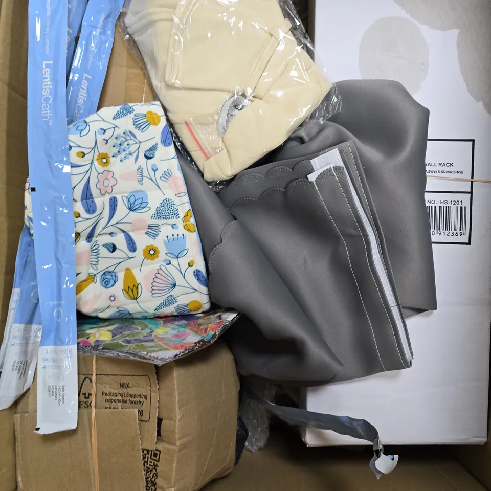 BOX OF APPROXIMATELY 15 ASSORTED ITEMS TO INCLUDE - ARTIZAN MOUSE MAT , DOCUMENT ENCLOSED WALLETS ETC