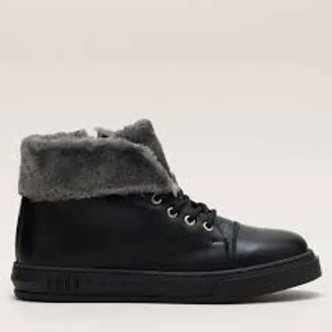 ADESSO OUTLET ALOE BOOT IN BLACK - SIZE 6