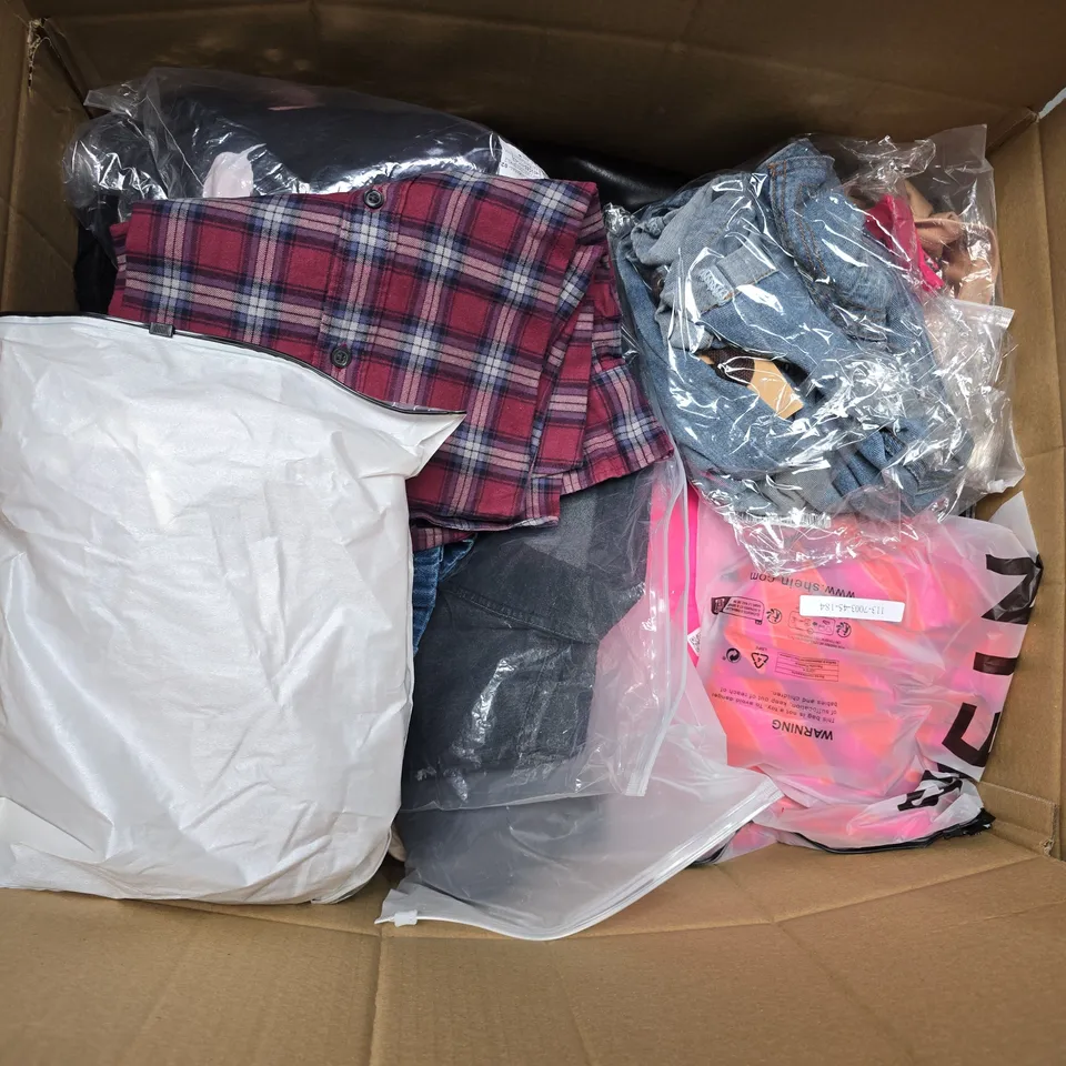 APPROXIMATELY 35 ASSORTED CLOTHING ITEMS IN VARIOUS SIZES, STYLES & COLOURS TO INCLUDE TOPS, JUMPERS, JEANS, ETC - COLLECTION ONLY