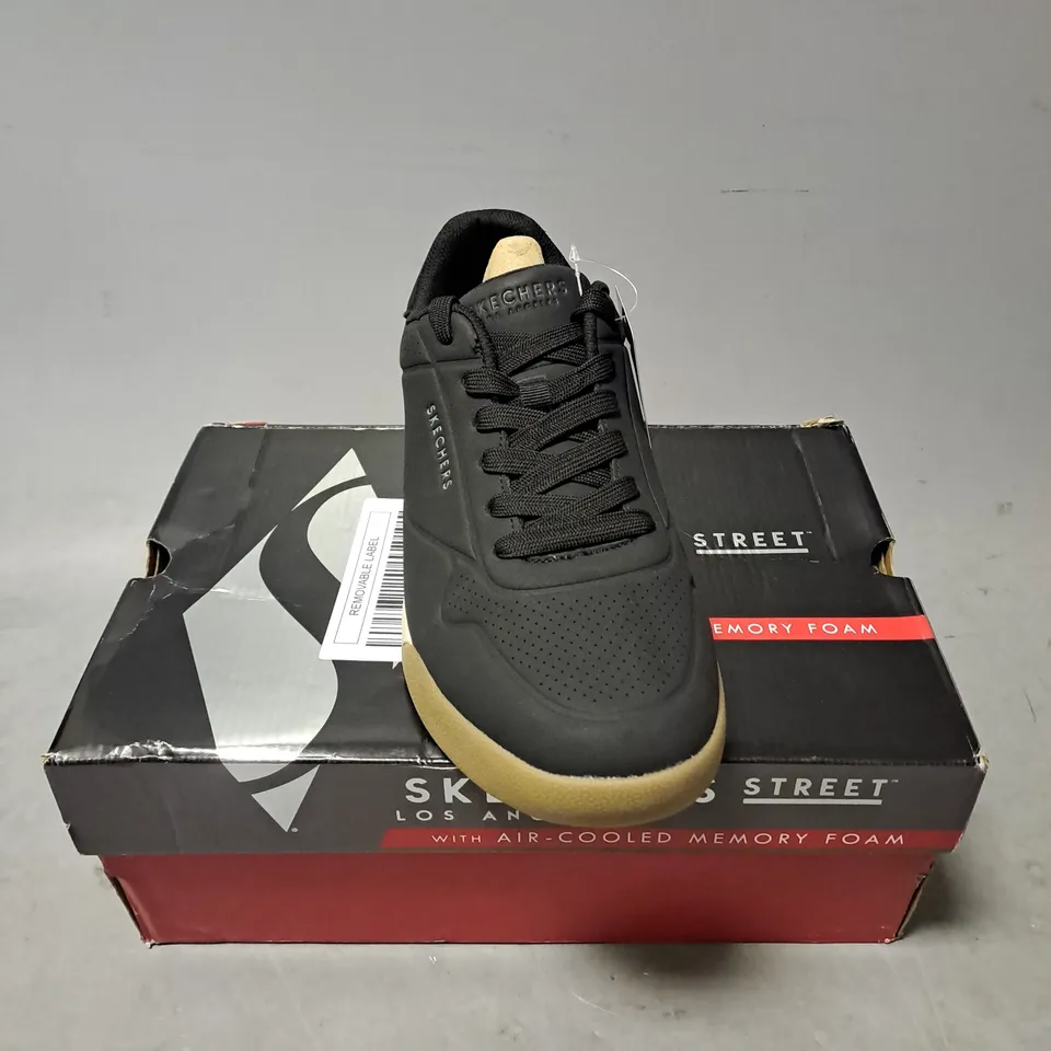 BOXED PAIR OF SKECHERS ZINGER THE ARWEN TRAINERS IN BLACK SIZE 7