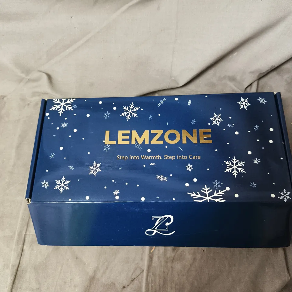 LEMZONE SLIPPERS – BLUE KNITTED INDOOR SLIPPERS (BOXED) MENS. SIZE UNSPECIFIED