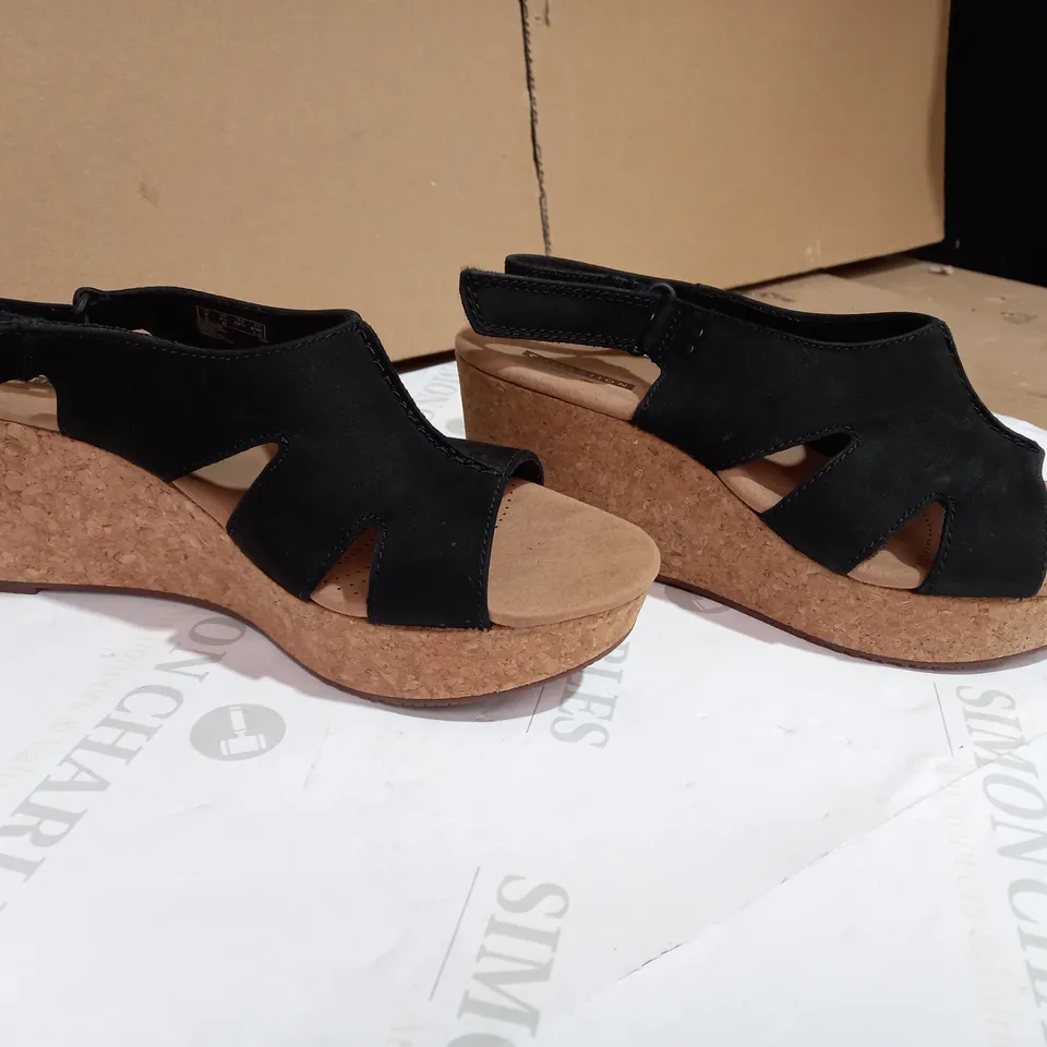BOXED CLARKS ANNADEL BARI WEDGE SANDAL WIDE FIT BEIGE STYLE SIZE 6