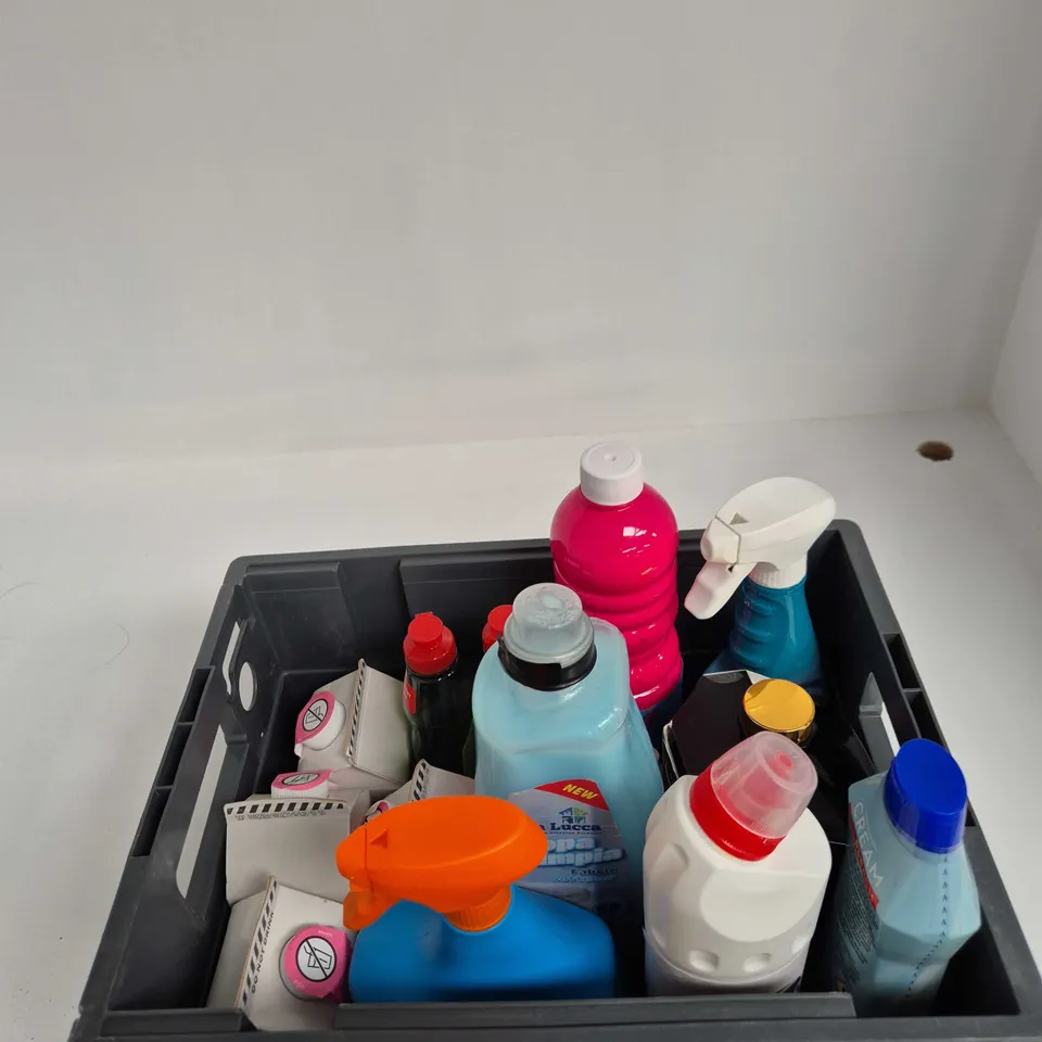 TOTE OF APPROXIMATELY 10 ASSORTED ITEMS INCLUDING ASTONISH CREAM WITH BLEACH, COCOA GLOW CANDLELIGHT SCENTED DIFFUSER AND SIMPLE SOLUTION EXTREME STAIN & ODOUR REMOVER