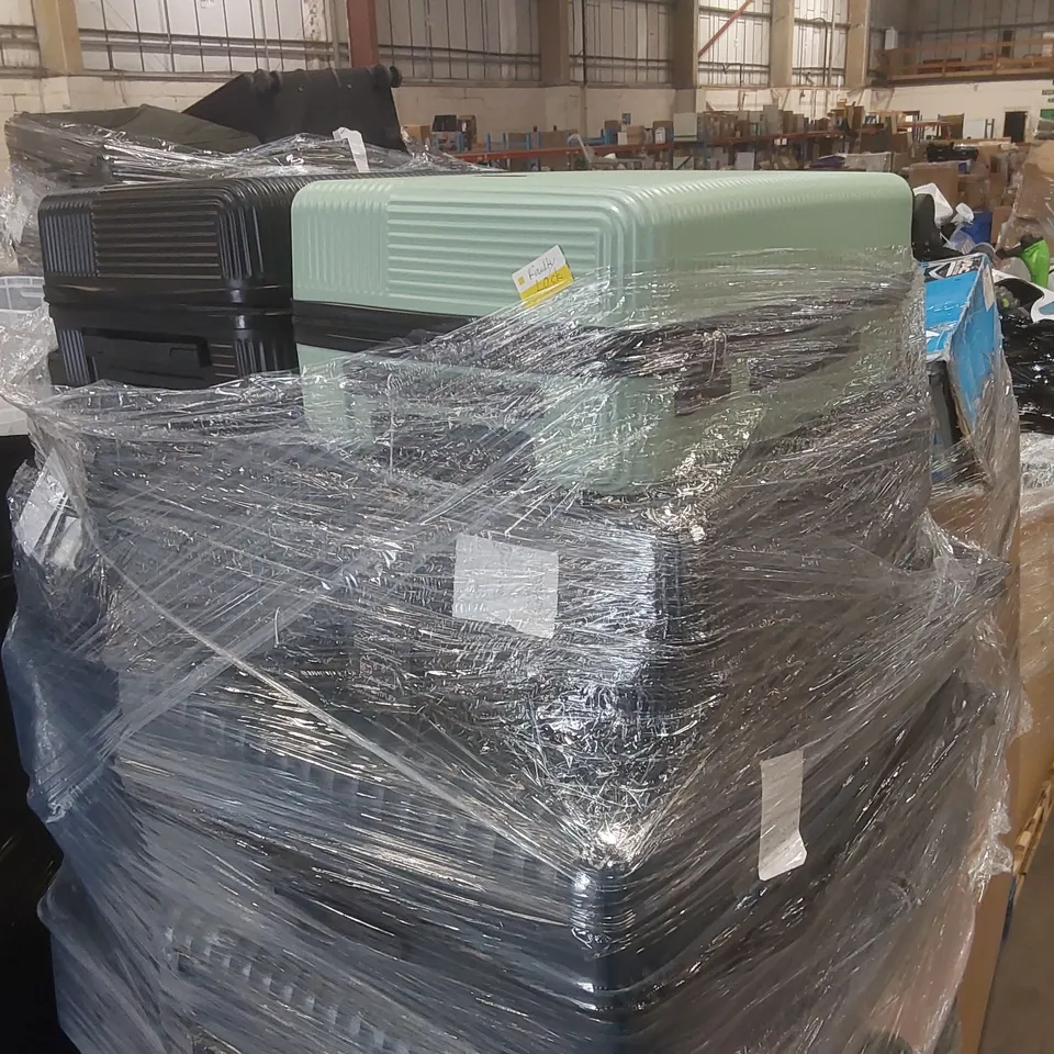 PALLET CONTAINING A VERY LARGE QUANTITY OF ASSORTED SUITCASES