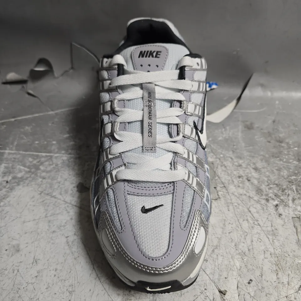 UNBOXED PAIR OF NIKE BOWERMAN SERIES RIDELINER TRAINERS IN SILVER - UK 7.5