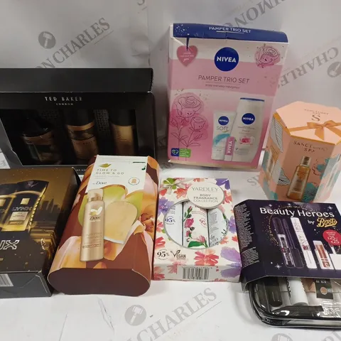 APPROXIMATELY 10 ASSORTED HEALTH & BEAUTY GIFT SETS TO INCLUDE TED BAKER, SANCTUARY SPA, YARDLEY ETC