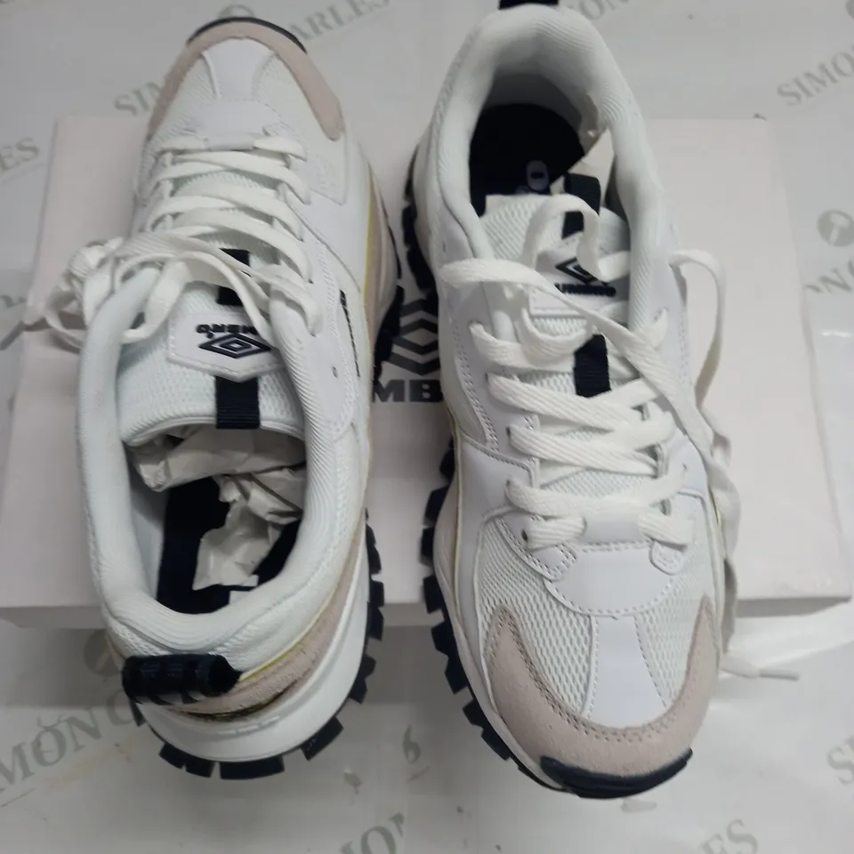 BOXED PAIR OF UMBRO BUMPY WOMENS TRAIERS IN WHITE - UK 5.5