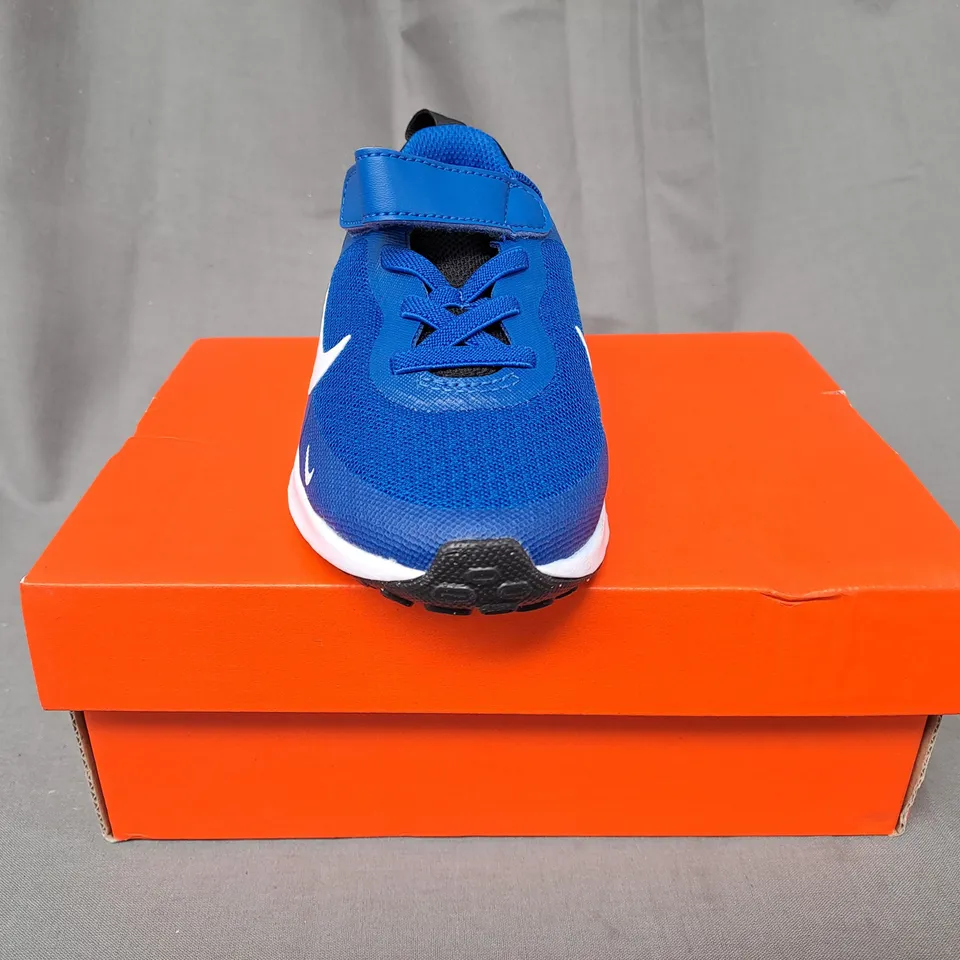 BOXED PAIR OF NIKE REVOLUTION 7 KIDS SHOES IN BLUE/BLACK/WHITE UK SIZE 9.5