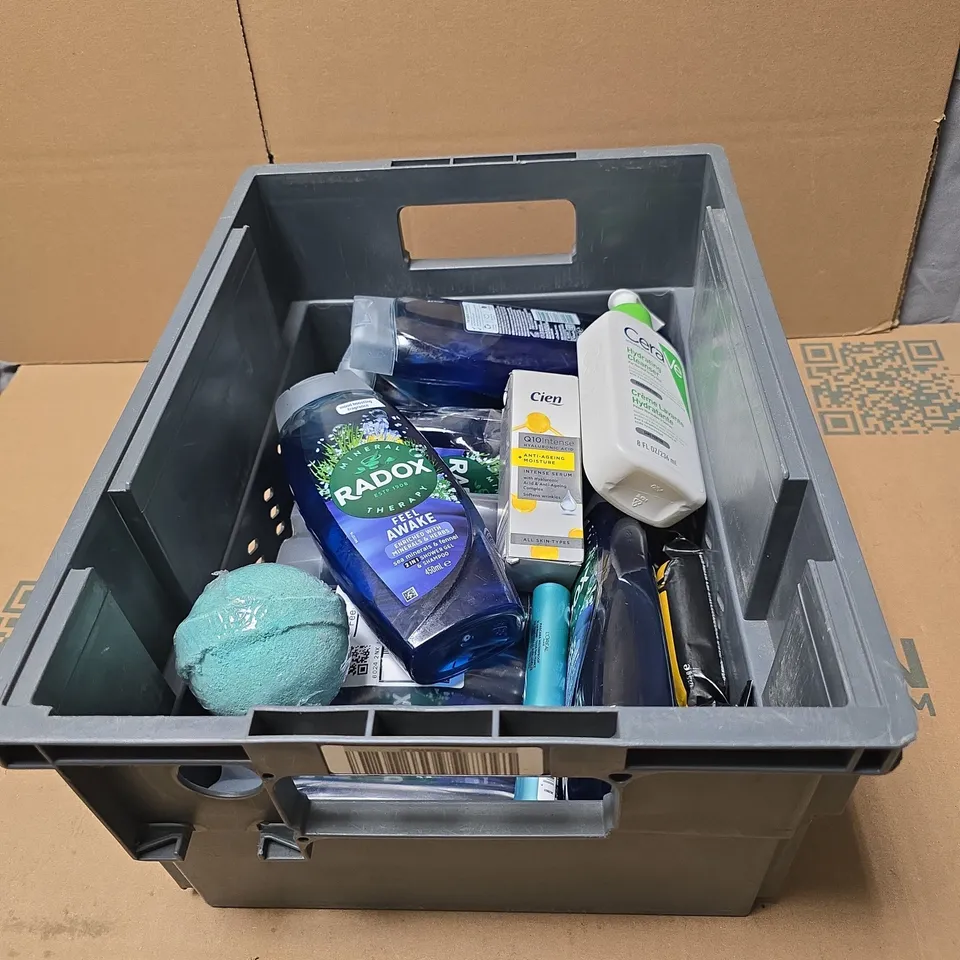 TOTE OF APPROXIMATELY 15 ASSORTED COSMETIC ITEMS TO INCLUDE RADOX SHOWER GEL, CERA VE HYDRATING CLEANSER, CIEN Q10 INTENSE SERUM, L'OREAL PARIS WATERPROOF MASCARA ETC