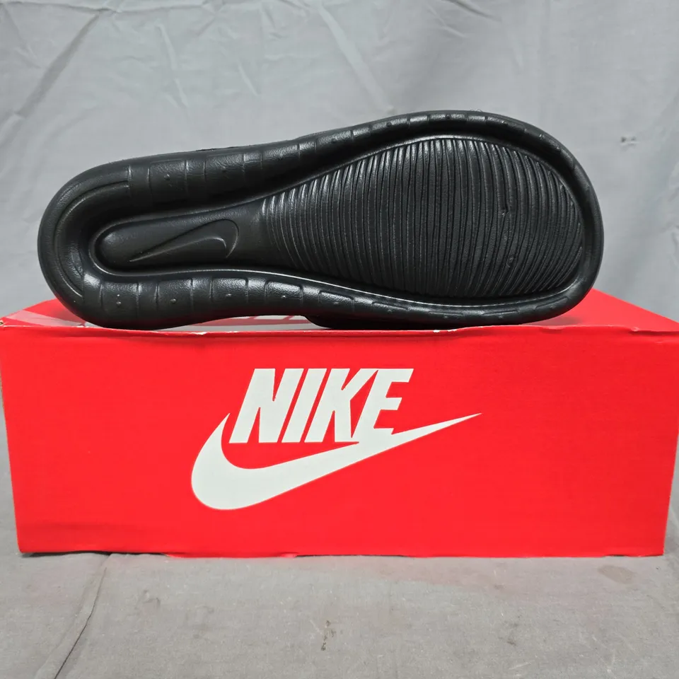 BOXED PAIR OF NIKE VICTORI ONE SLIDERS IN BLACK SIZE UK 9