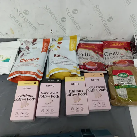 APPROXIMATELY 8 ASSORTED FOOD ITEMS TO INCLUDE - GRIND COFFEE PODS, FAST800 PROTEIN, AND FREELAN CHILLI PIECES ETC.