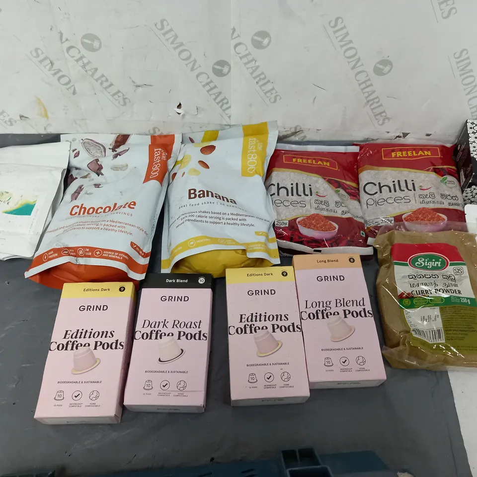 APPROXIMATELY 8 ASSORTED FOOD ITEMS TO INCLUDE - GRIND COFFEE PODS, FAST800 PROTEIN, AND FREELAN CHILLI PIECES ETC.