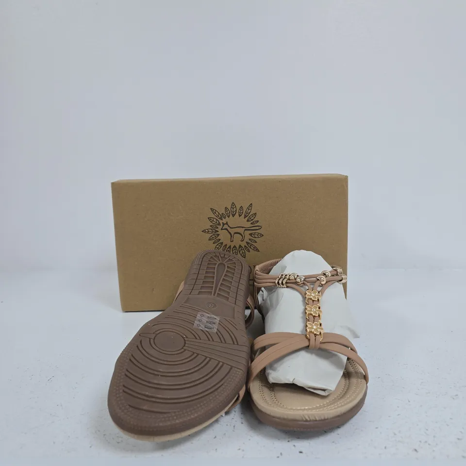 JO & JOE WOMEN'S STRAPPY SANDALS – NUDE-BEIGE WITH FLORAL CHAIN DETAIL SIZE 6