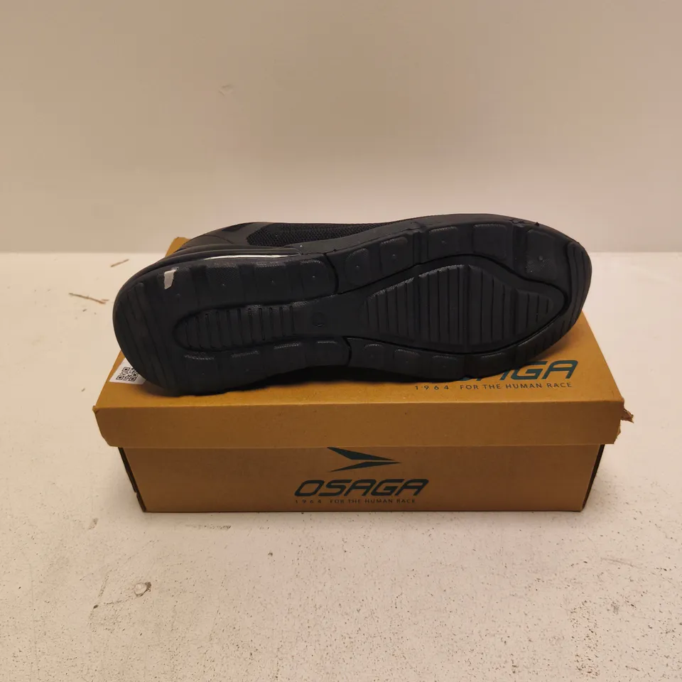 BOXED PAIR OF OSAGA MAGNITUDE TRAINERS IN BLACK - SIZE 8