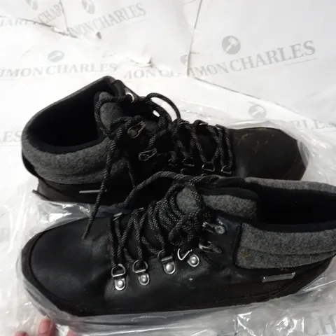 BOXED PAIR OF SKECHERS SYNERGY WARM TECH BOOTS IN BLACK UK SIZE 8