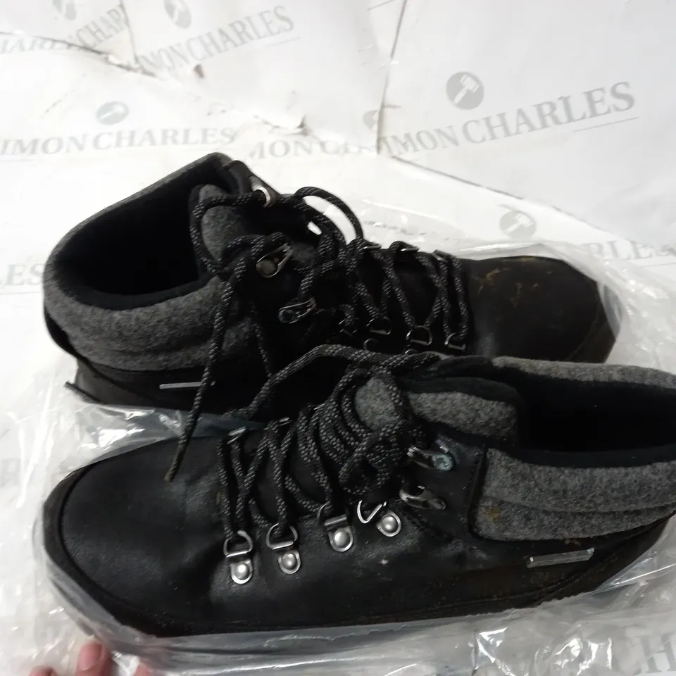 BOXED PAIR OF SKECHERS SYNERGY WARM TECH BOOTS IN BLACK UK SIZE 8