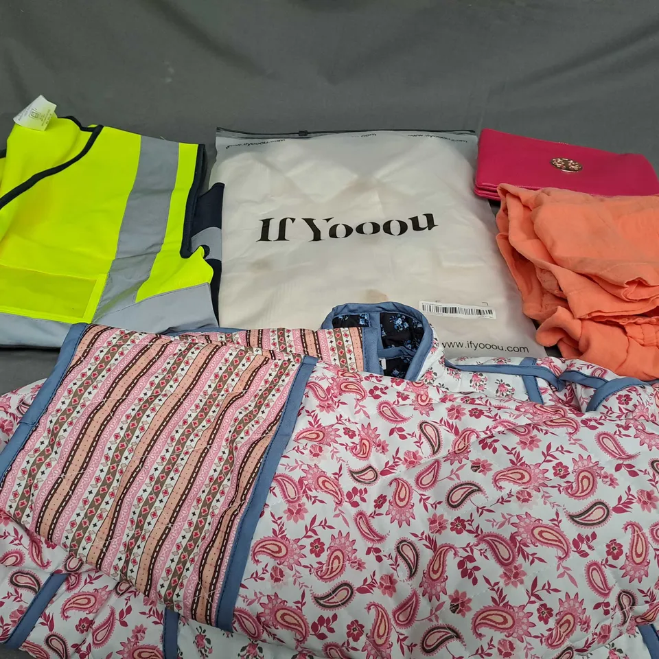 APPROXIMATELY 30 ASSORTED CLOTHING ITEMS IN VARIOUS SIZES TO INCLUDE - PURSE , HI-VIS , JACKET ETC