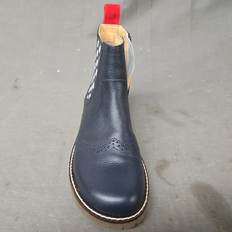 BOXED PAIR OF MINI BODEN KID'S CHELSEA BOOTS IN NAVY EU SIZE 35