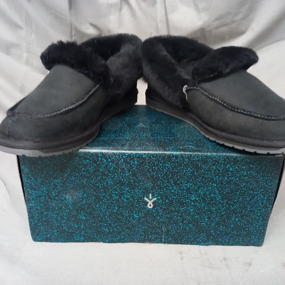 BOXED PAIR OF EMU AUSTRALIA SLIPPERS IN BLACK SIZE 9