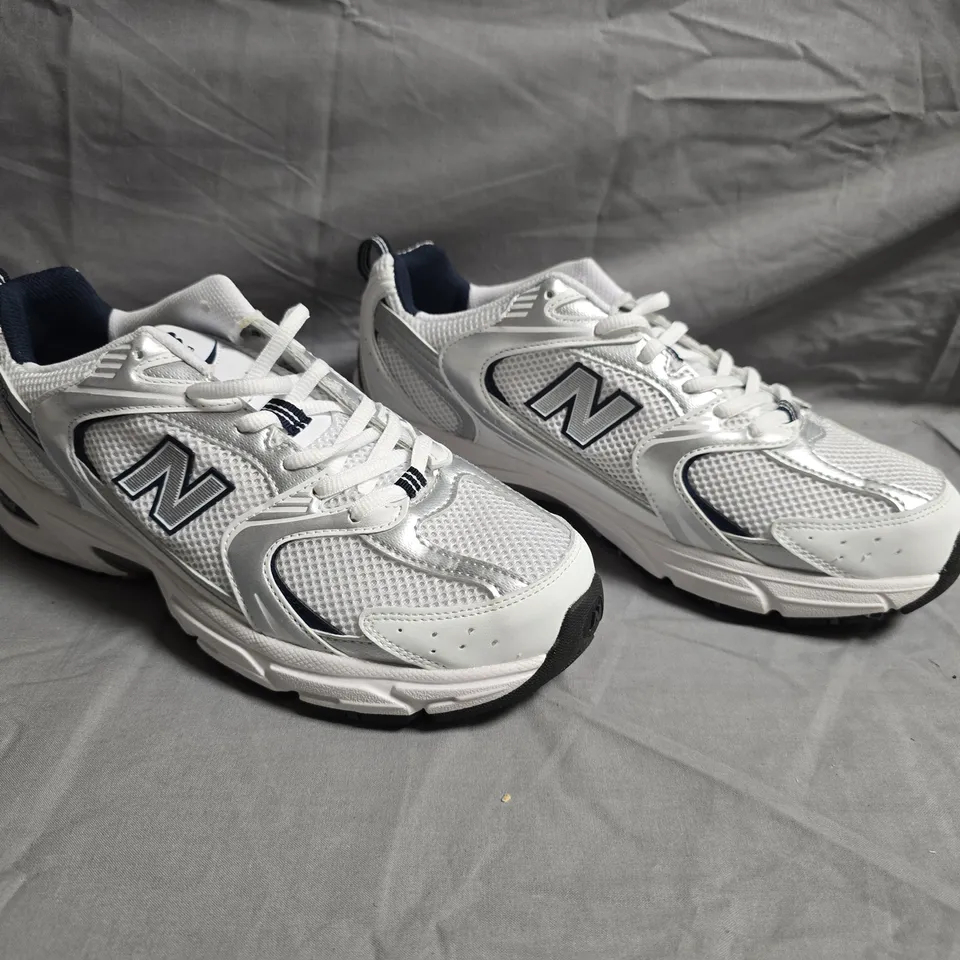 BOXED PAIR OF NEW BALANCE 530 TRAINERS IN WHITE/SILVER SIZE UK 8