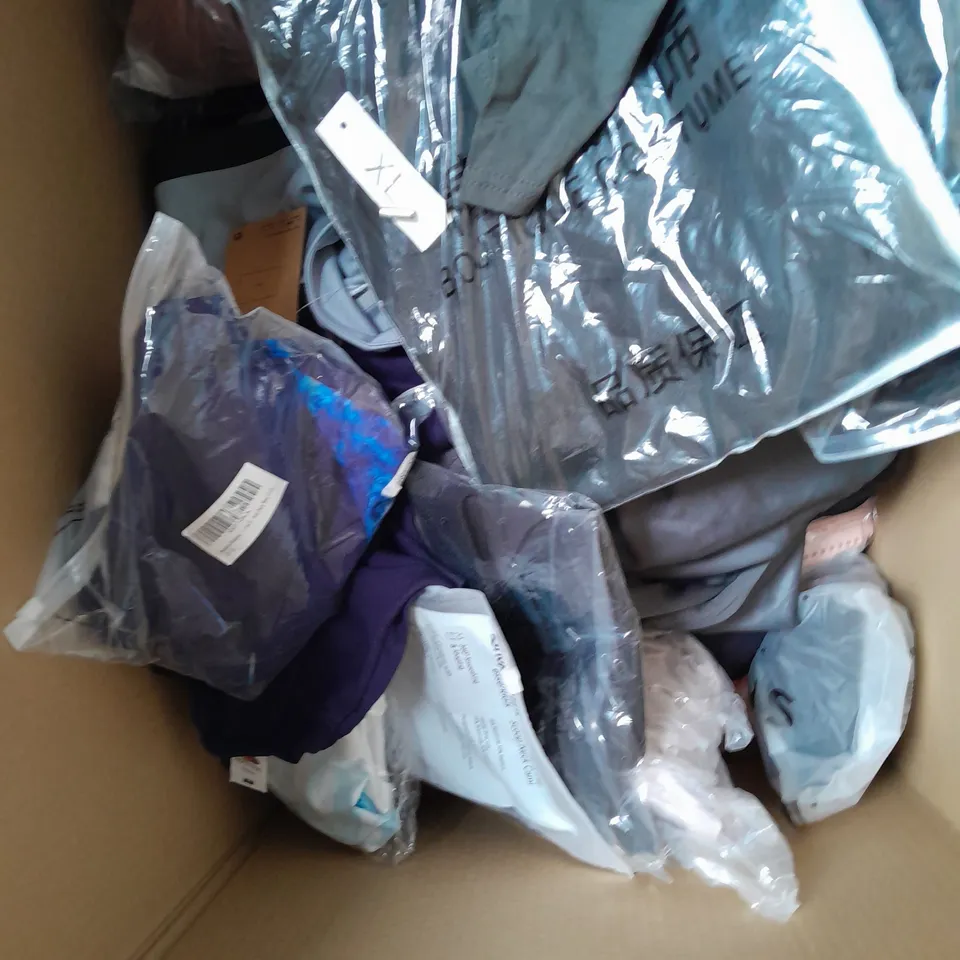 APPROXIMATELY 20 ASSORTED CLOTHING ITEMS IN VARIOUS SIZES AND STYLES TO INCLUDE - COAT, TSHIRTS, BOXERS, ETC