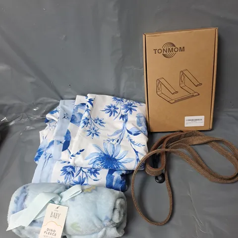 APPROXIMATELY 15 ASSORTED HOUSEHOLD ITEMS TO INCLUDE DOG LEAD, LAPTOP STAND AND BEDDING