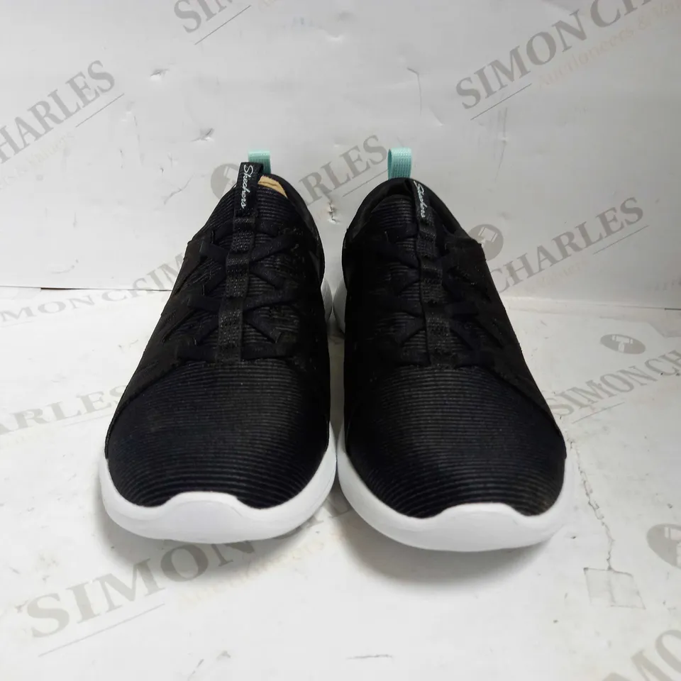 SKECHERS ENVY MESH FLAT GORE BUNGEE BLACK TRAINERS - UK SIZE 3.5