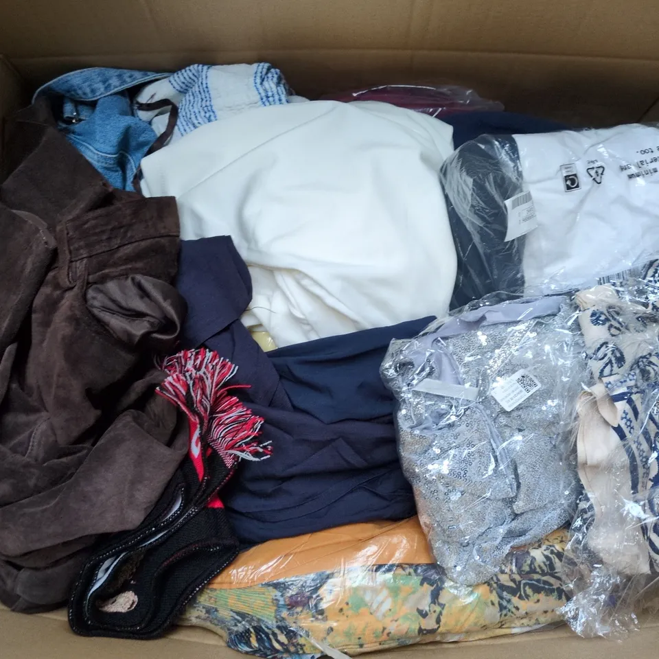 APPROXIMATELY 30 ASSORTED CLOTHING ITEMS IN VARIOUS SIZES, STYLES & COLOURS TO INCLUDE BRANDS SUCH AS BEWAKOOF, M&S, MOTO, ETC - COLLECTION ONLY