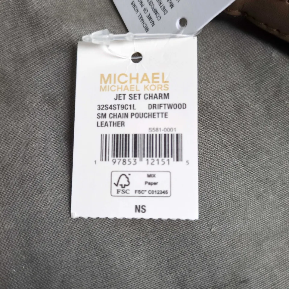 MICHAEL KORS JET SET CHARM LEATHER CROSSBODY BAG – DRIFTWOOD/TAN, CHAIN STRAP