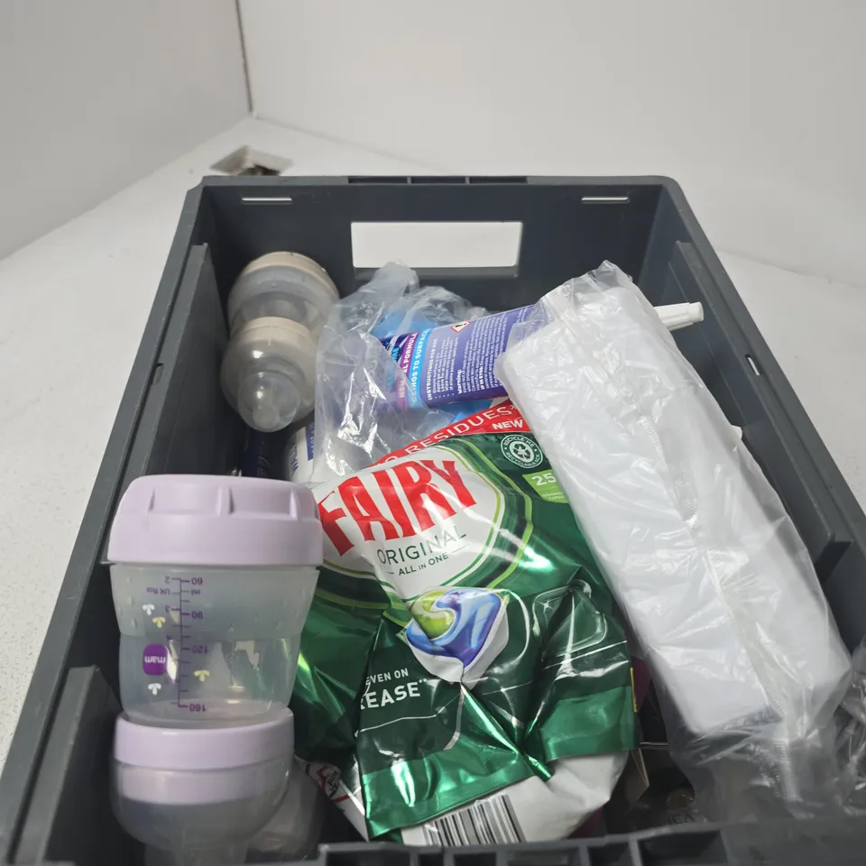 BOX OF APPROXIMATELY 15 ASSORTED HOUSEHOLD ITEMS INCLUDING BENDY READING LAMP MAN AND MOULD MAGIC EXTREME