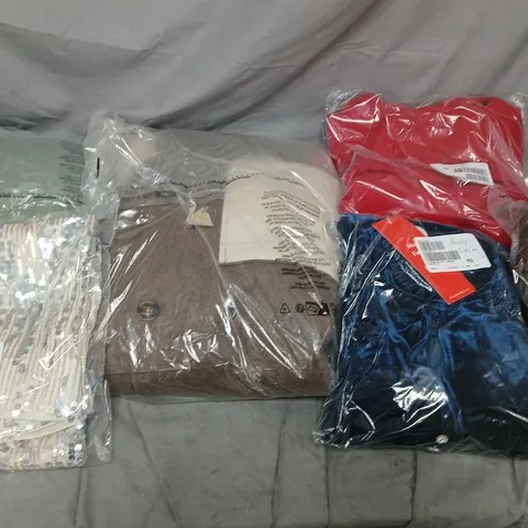 LARGE BOX OF APPROX 15 ASSORTED CLOTHING ITEMS TO INCLUDE PANTS, WHITE STUFF AND JACKETS