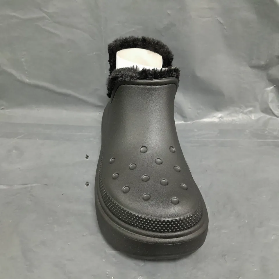 BOXED PAIR OF CROCS STOMP LINED SHORTY BOOTS IN BLACK SIZE UK M5/W6