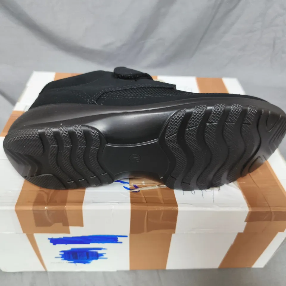 BLACK VELCRO STRAP SHOES – MEN SIZE EU 41 UK 7 WITH INSOLES