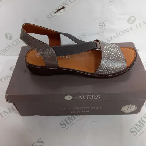BOXED PAIR OF PAVERS SANDALS IN PEWTER - EU SIZE 39