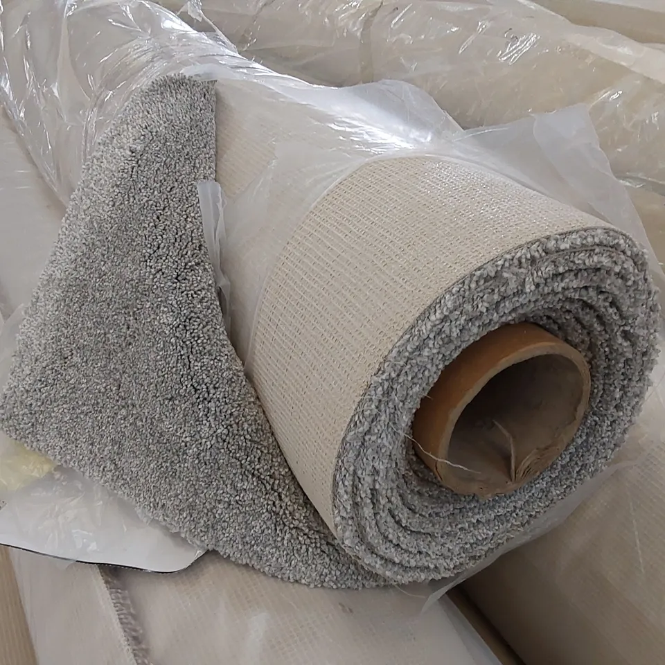 ROLL OF QUALITY FEELING FROZEN WATER CARPET // SIZE: APPROX. 4 X 4.7m