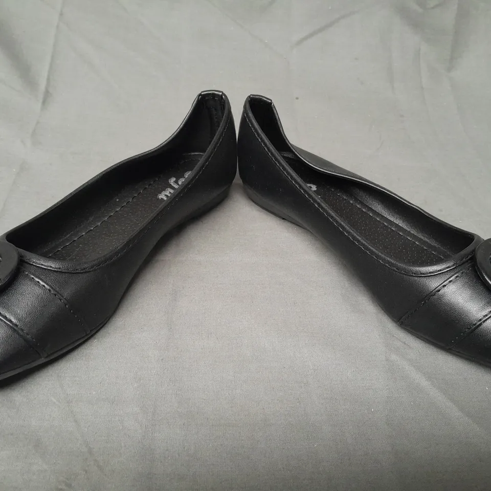 BOXED PAIR OF SOFIA PEEP TOE SLIP-ON SHOES IN BLACK EU SIZE 38