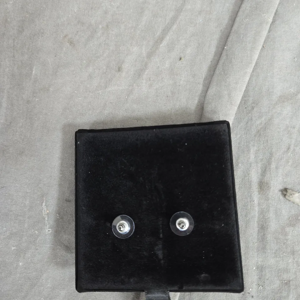 BUTLER & WILSON FLOWER CRYSTAL EARRINGS – SILVER-TONE, IN BLUE GIFT BOX