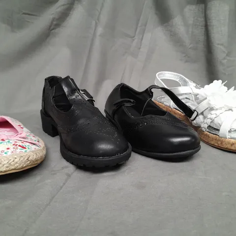 BOX OF APPROX 32 ASSORTED KIDS SHOES IN VARIOUS SIZES & COLOURS